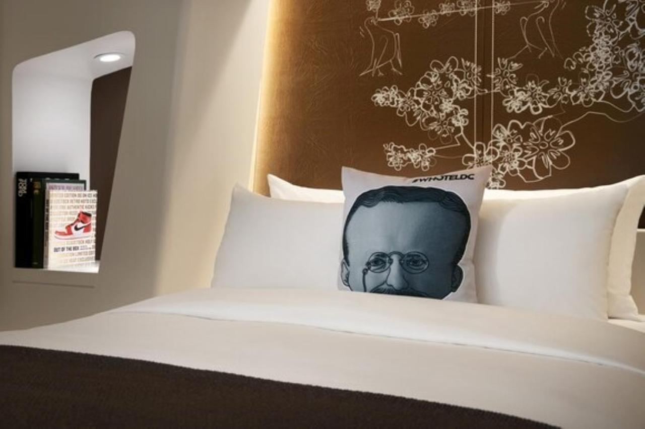 Hotel Washington Esterno foto A pillow with the face of the late dictator of North Korea, Kim Jong-Il, in a hotel room.