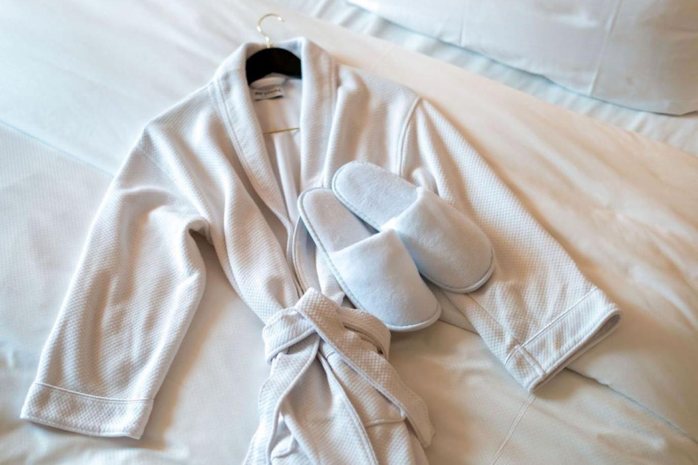 Hotel Washington Esterno foto A bathrobe and slippers