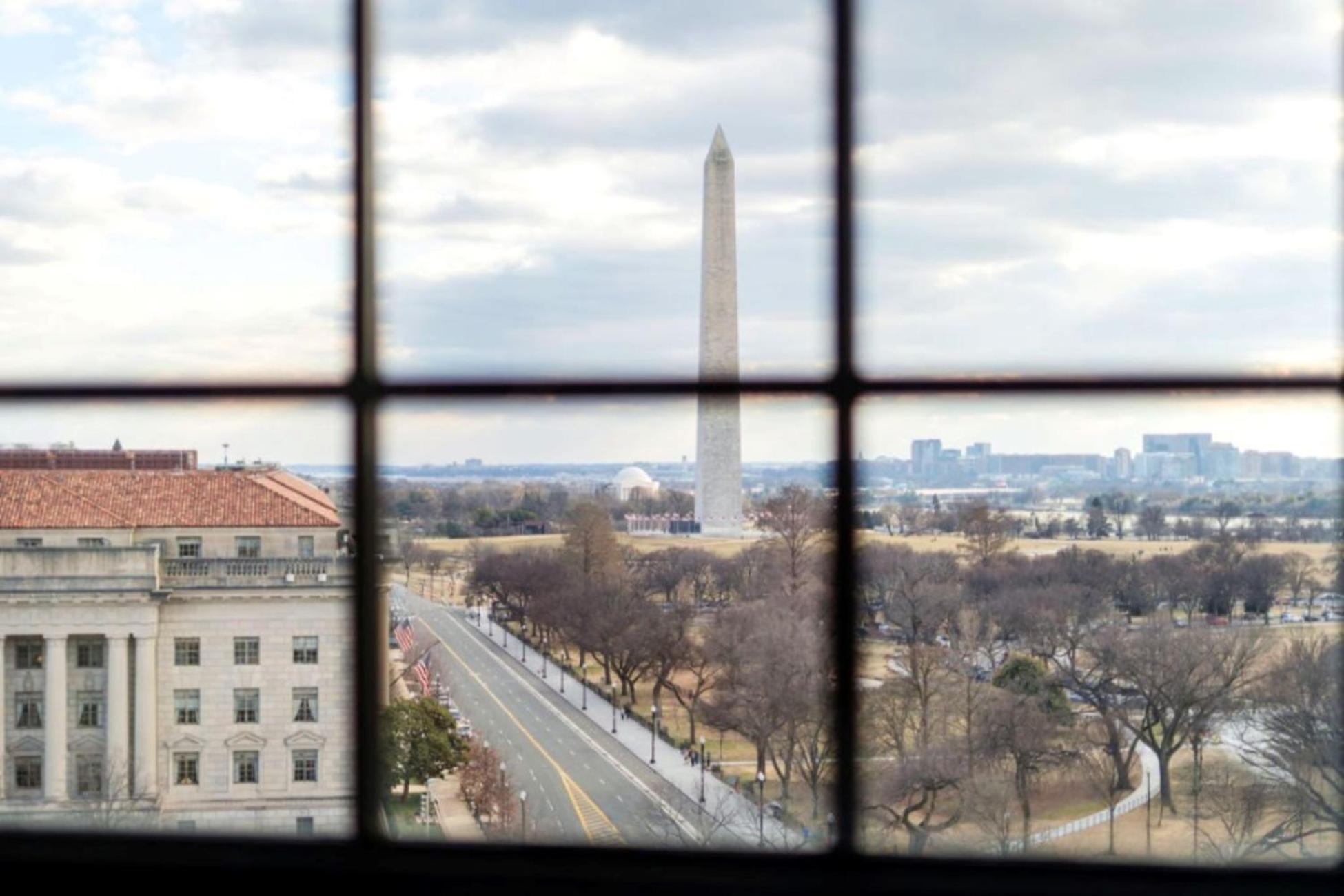 Hotel Washington Esterno foto View of the Washington Monument from the window of the National Portrait Gallery