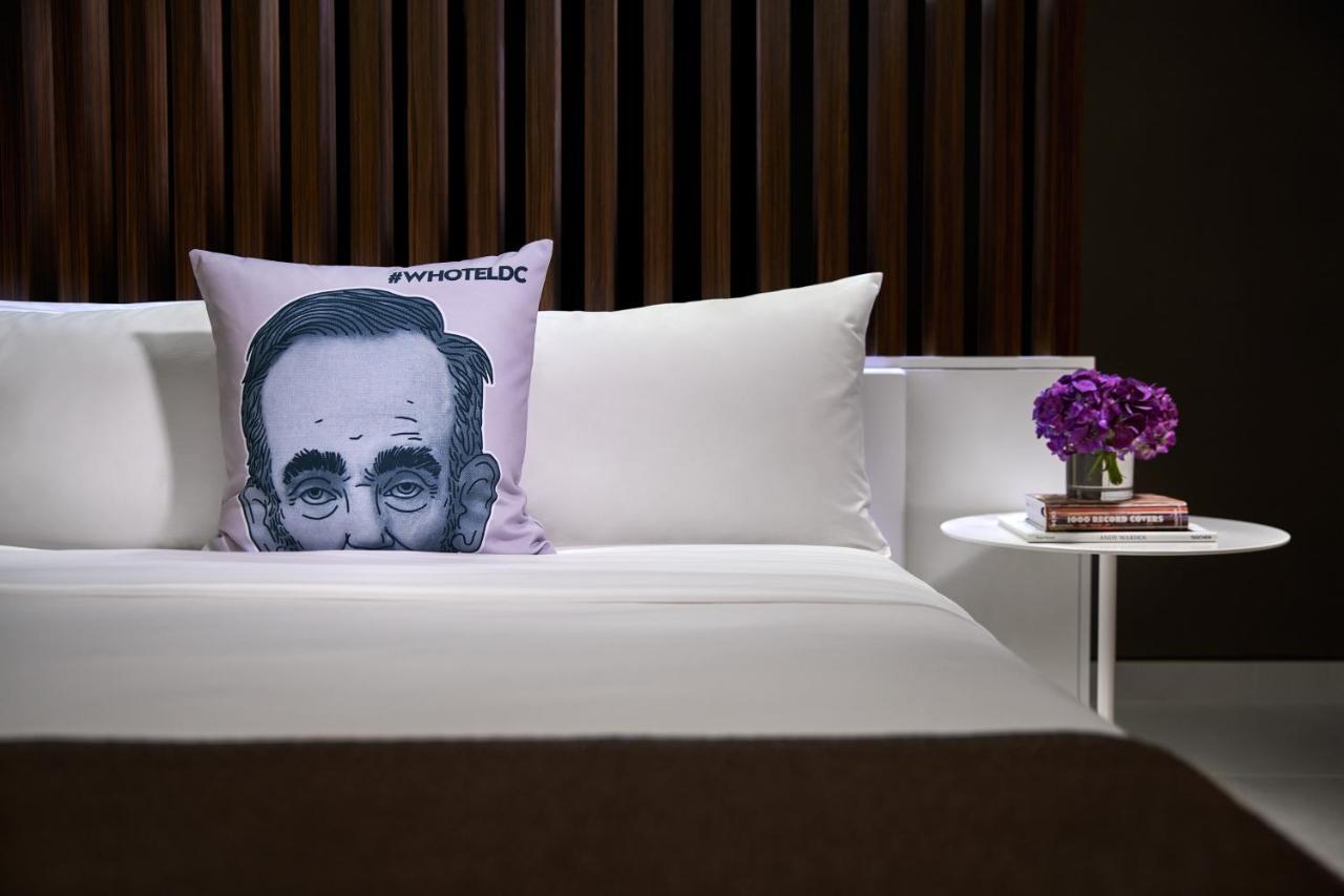 Hotel Washington Esterno foto A pillow with a portrait of the artist